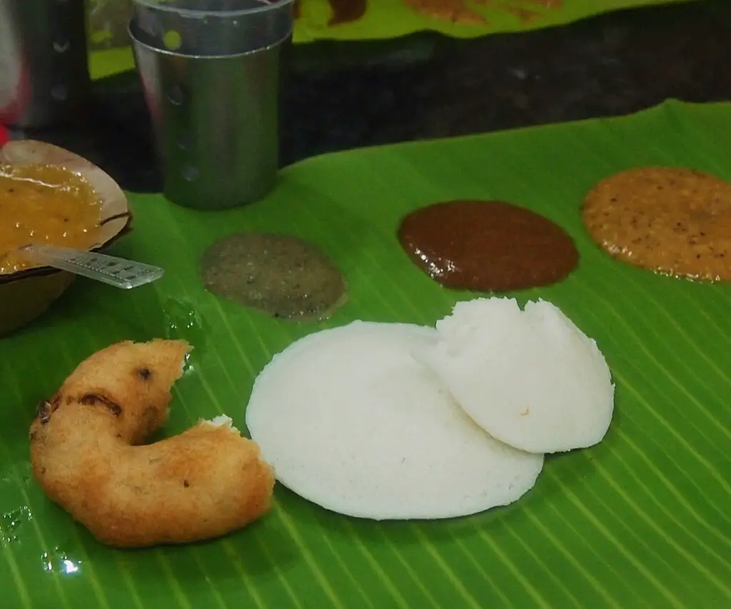 vada idly sambar chutney accompaniments