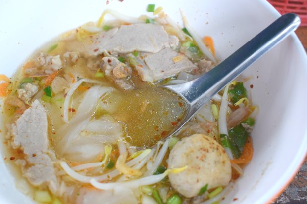 Where to eat in Thailand noodle soup street stall Thailand