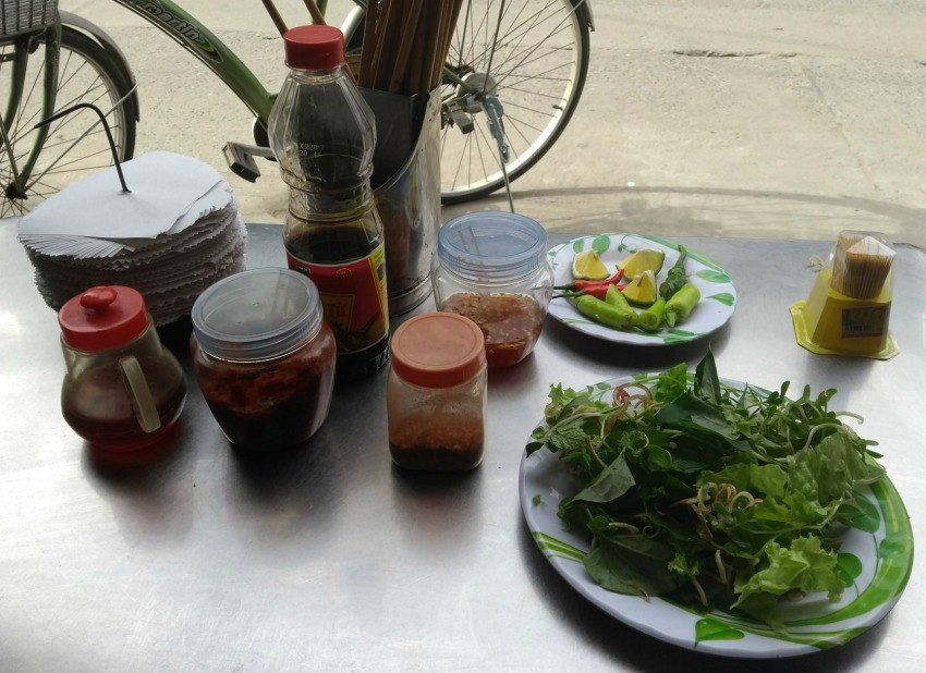 Mi quang garnish table set up