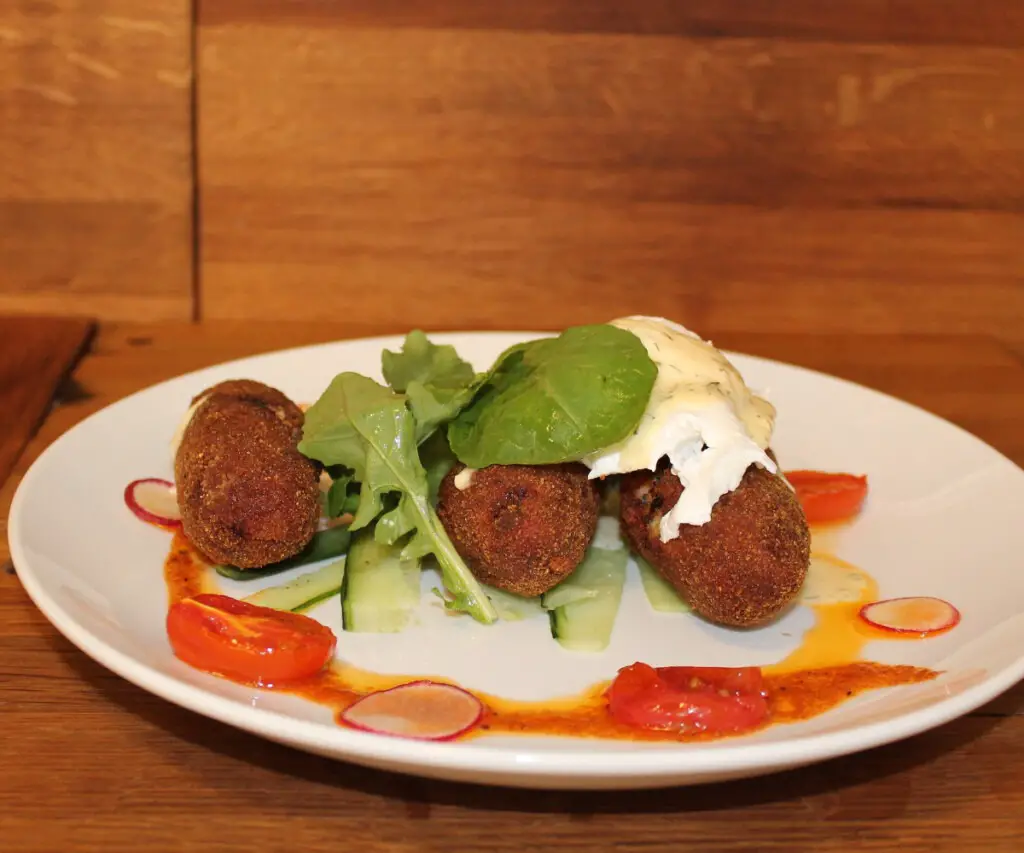 falafel with tahini sauce